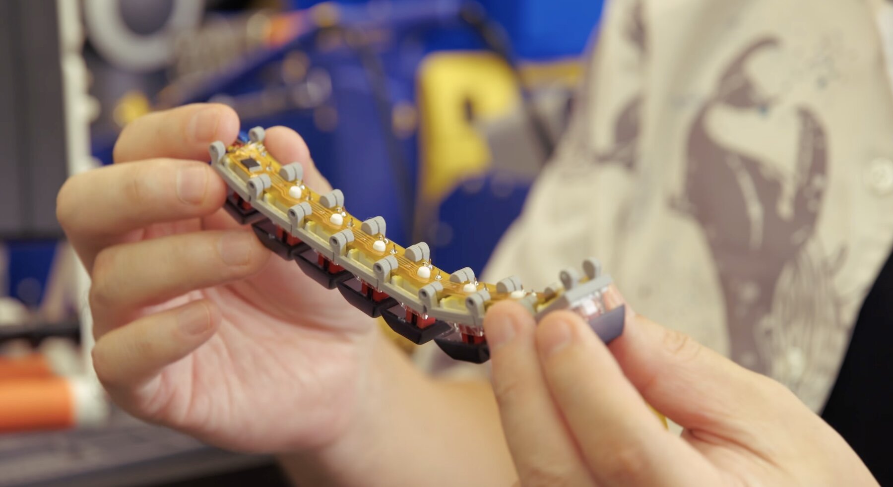 google-japan-gboard-kurukuru-conveyor-belts-keyboard-designboom-8