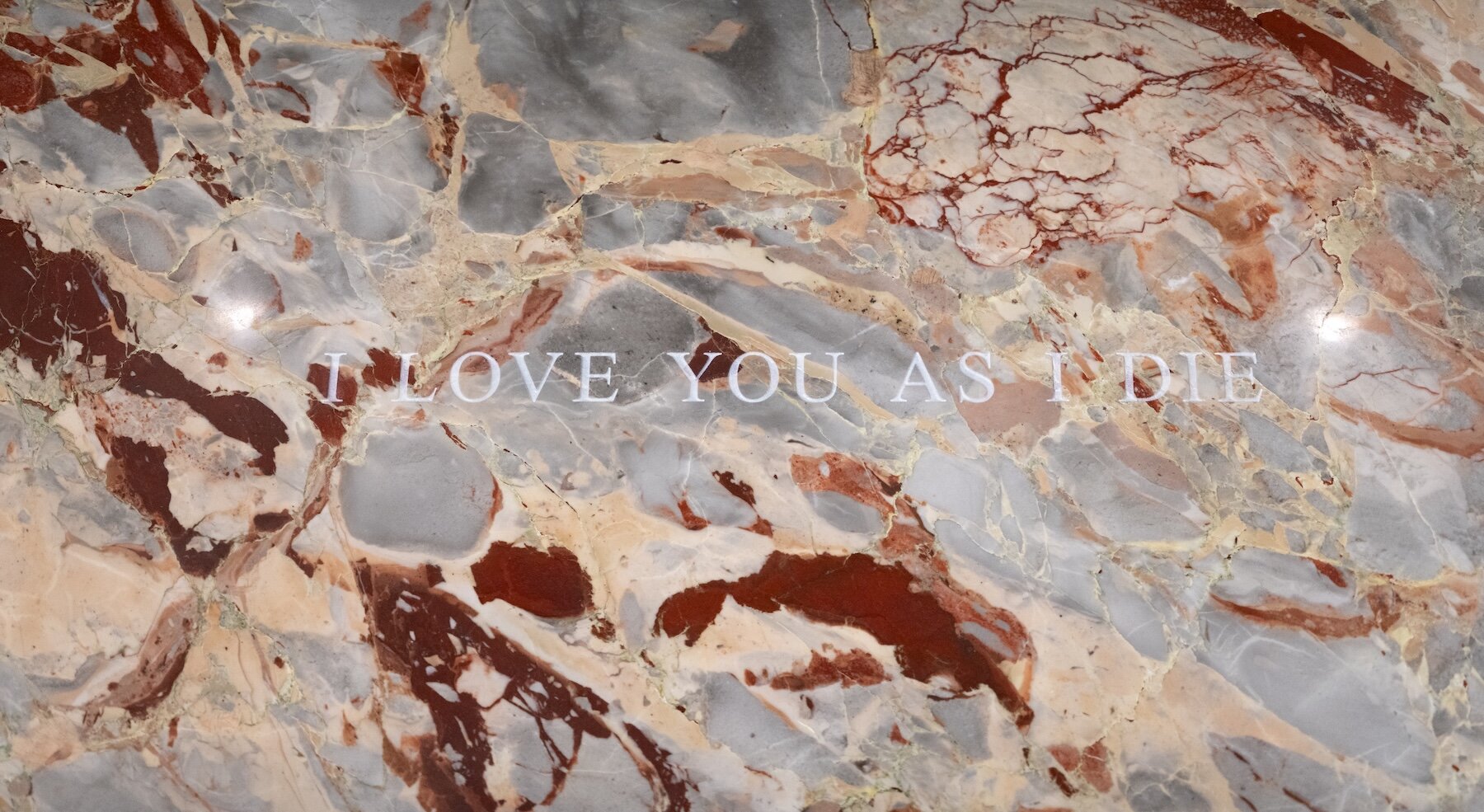 jenny-holzer-musee-dorsay-paris-monumental-light-projections-engraved-stone-exhibition-jai-vu-designboom-24