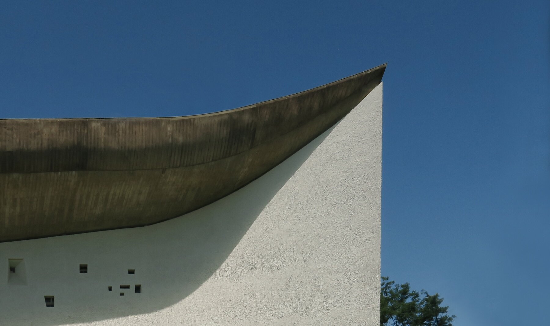 le-corbusiers-ronchamp-chapel-modern-architecture-designboom11900g