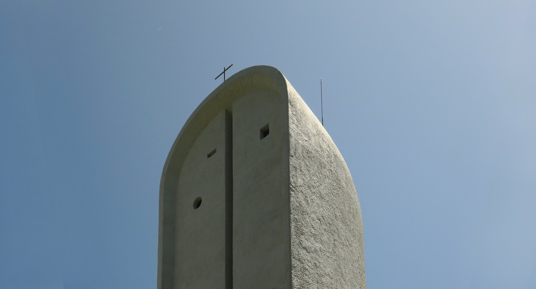 le-corbusiers-ronchamp-chapel-modern-architecture-designboom11900h