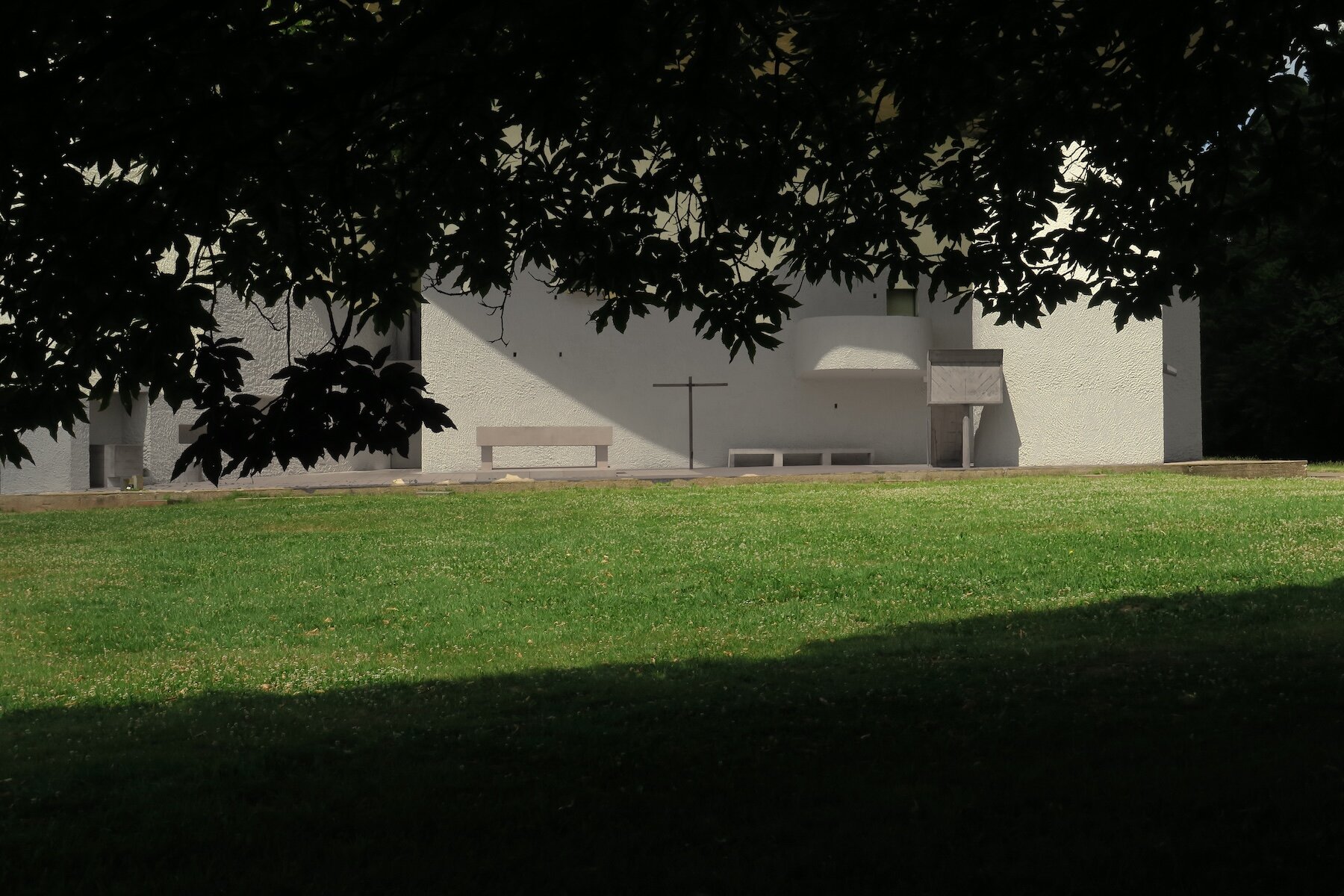 le-corbusiers-ronchamp-chapel-modern-architecture-designboom11900i