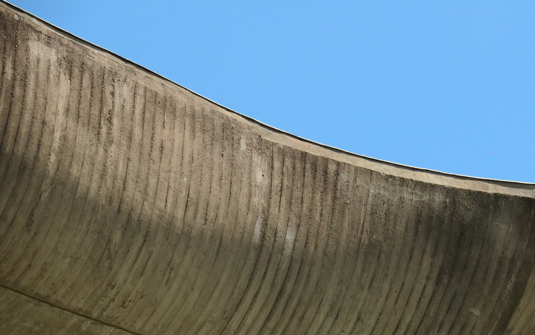 le-corbusiers-ronchamp-chapel-modern-architecture-designboom11900j