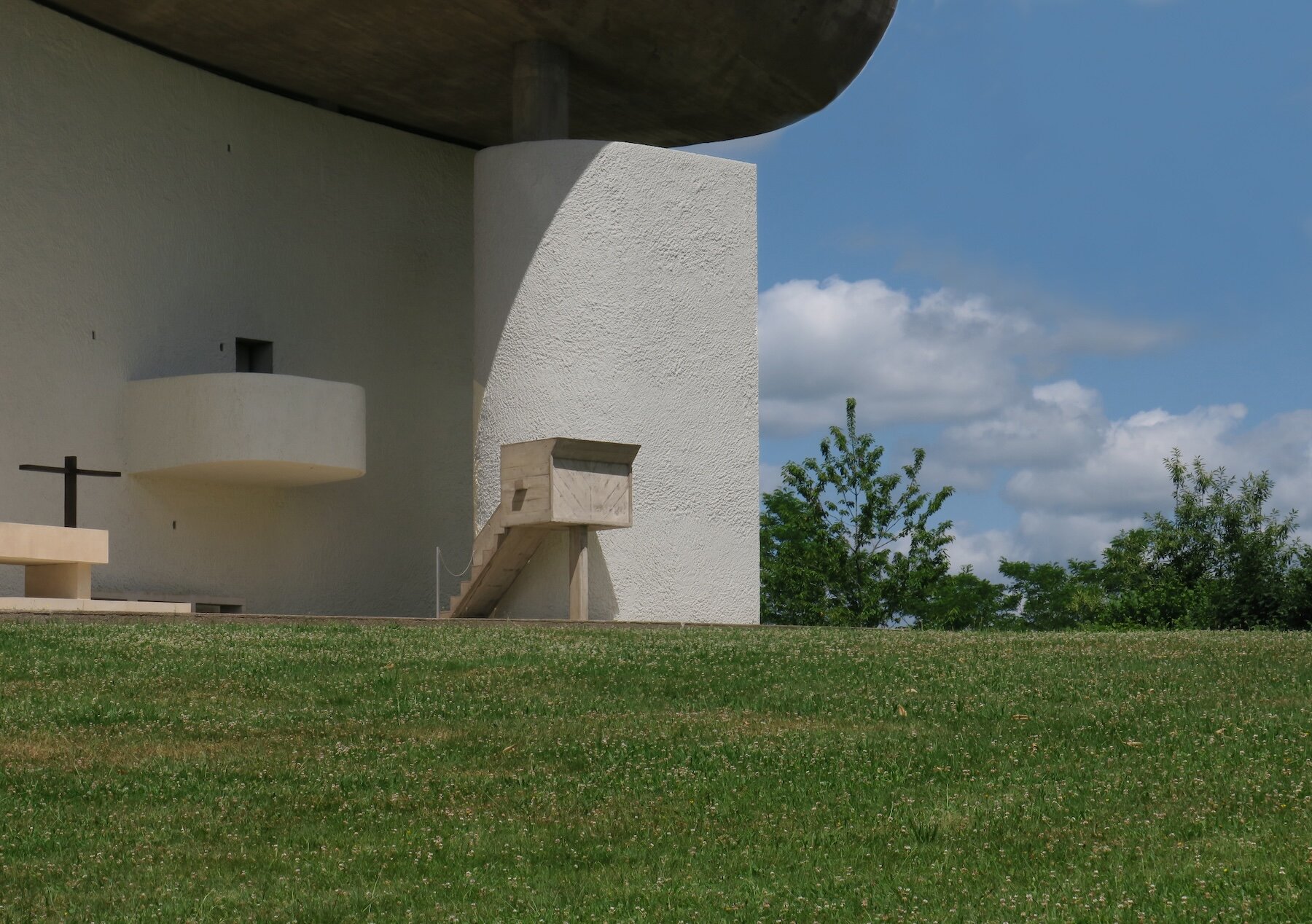 le-corbusiers-ronchamp-chapel-modern-architecture-designboom11900p
