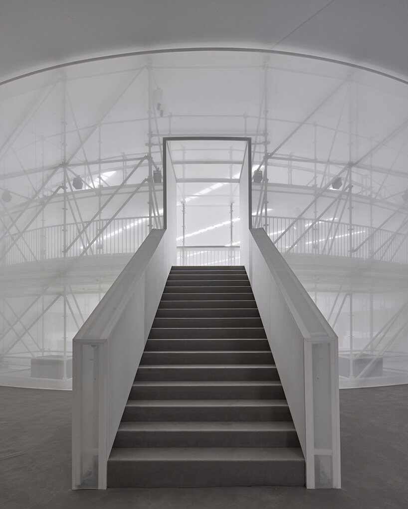 LOEWE’s paris runway occupies an ethereal arena by casper mueller kneer - 1