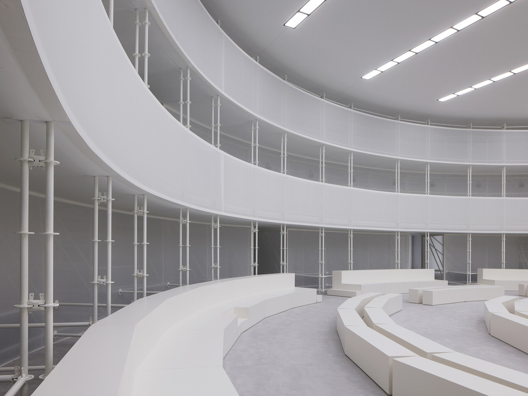 loewe-women-ss27-casper-mueller-kneer-architects-designboom-08a