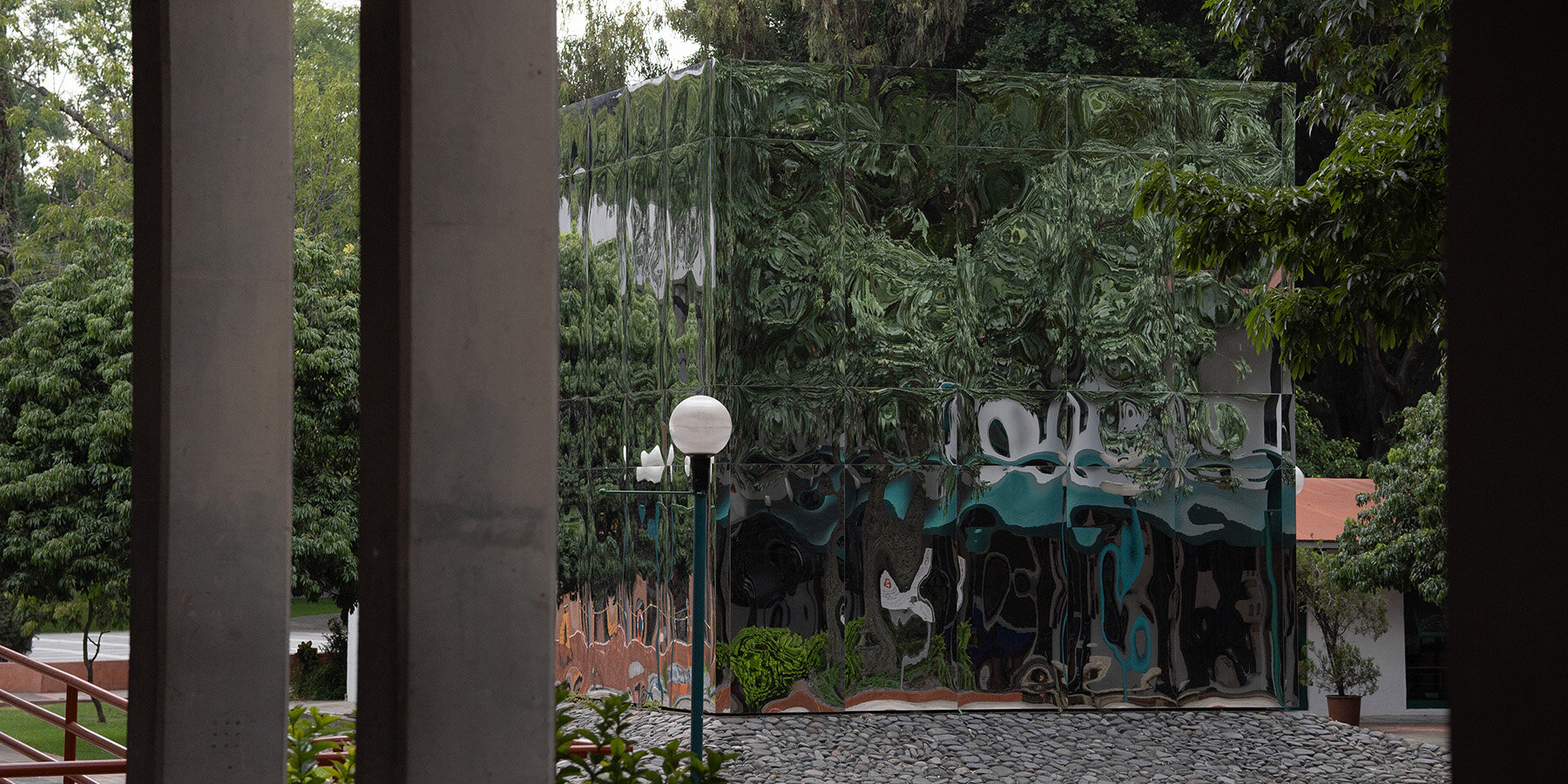 mirrored-acrylic-skin-cube-pavilion-surroundings-mexico-errre-taller-designboom-1800-2