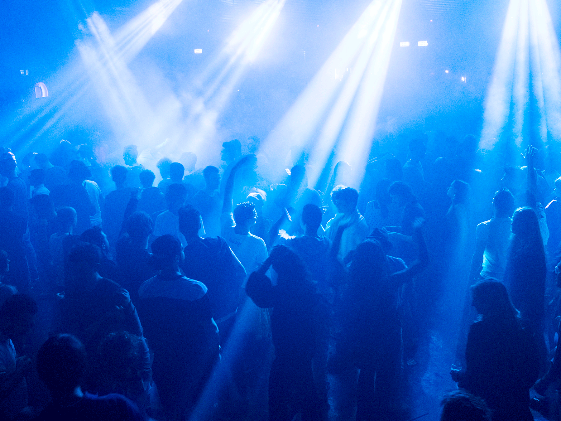 nightswimming-giovanna-silva-discotheques-light-nightlife-guest-essay-designboom-large01