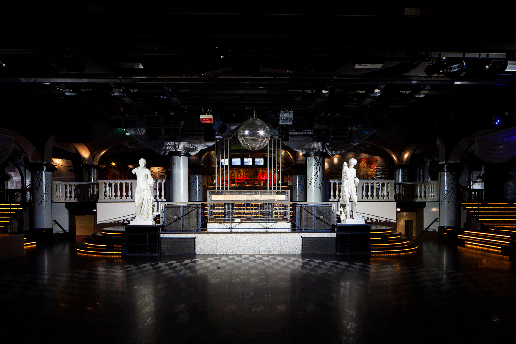 nightswimming-giovanna-silva-discotheques-light-nightlife-guest-essay-designboom-large02