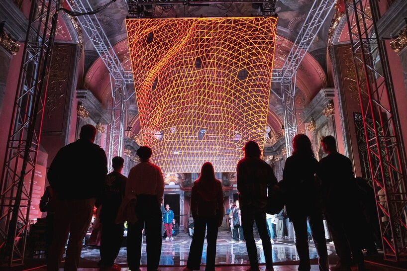 projection mapping and performances make the night come alive at signal festival - 1