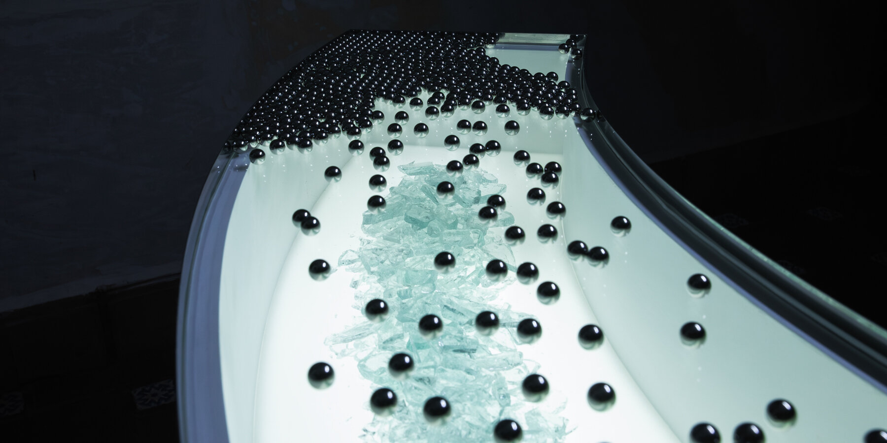 steel-spheres-curved-glass-leonardo-garza-sensory-installation-byredo-matter-memory-designboom-1800-3