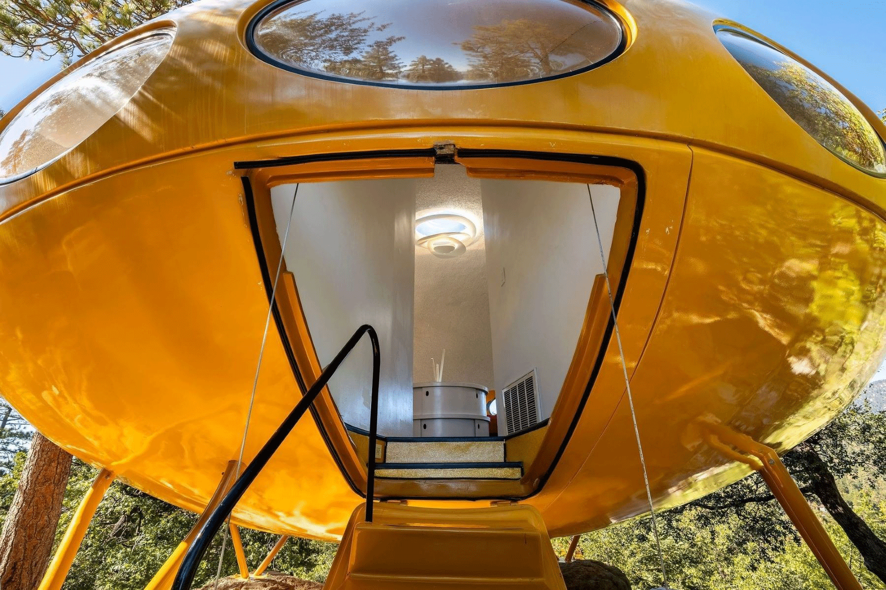 ufo-shaped-futuro-house-radical-1960s-vision-prefab-living-market-matti-suuronen-sothebys-designboom-large01