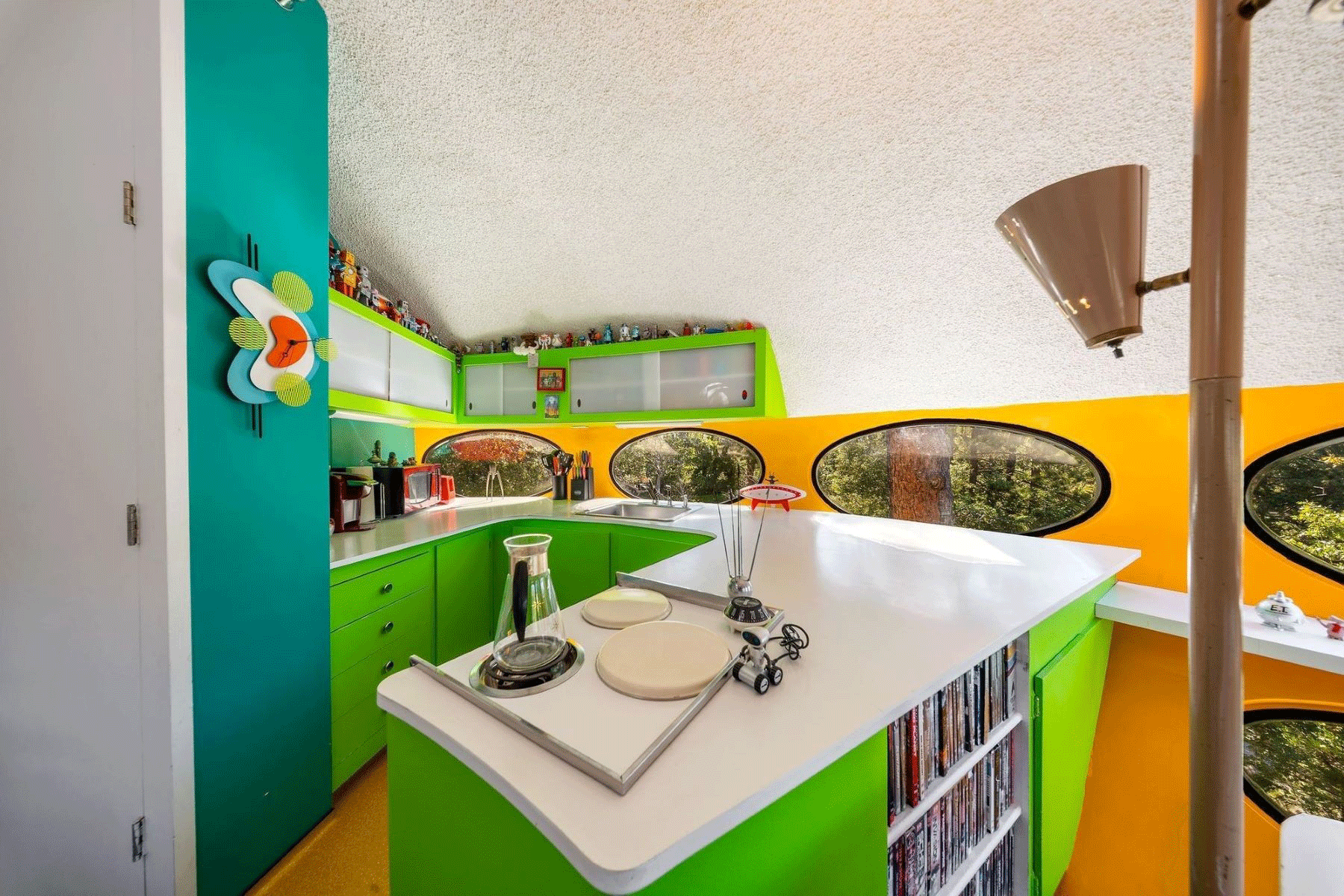 ufo-shaped-futuro-house-radical-1960s-vision-prefab-living-market-matti-suuronen-sothebys-designboom-large02