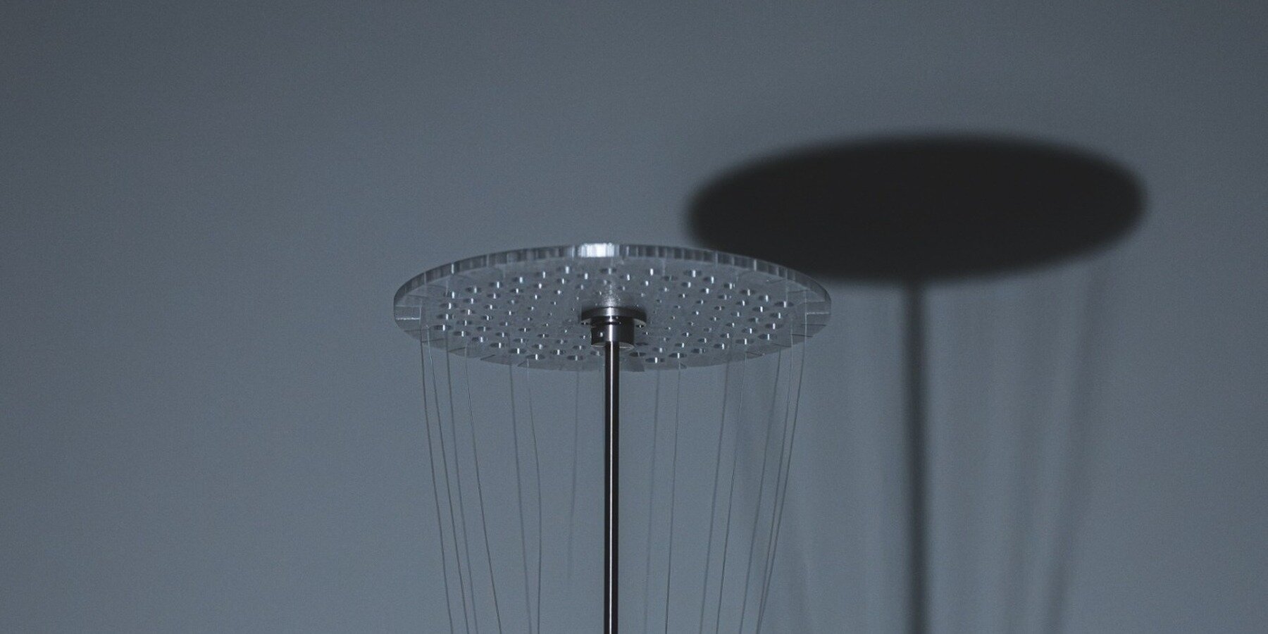 yotaro-sakamoto-schattenrequisit-column-kinetic-installation-threads-human-movement-shifting-shadows-designboom-1800-3