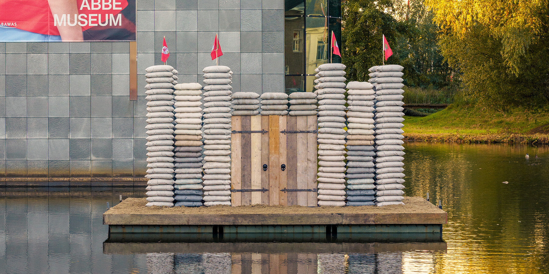 yvonne-mak-installation-sandbag-castle-designboom-1800-2