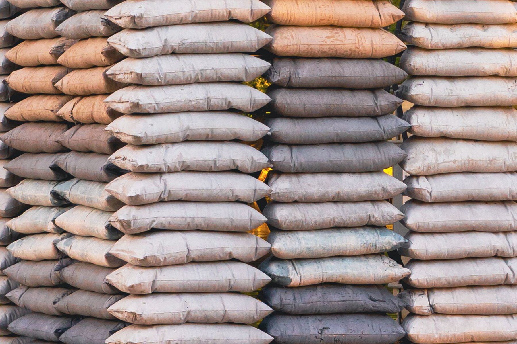 yvonne-mak-installation-sandbag-castle-designboom-1800-4